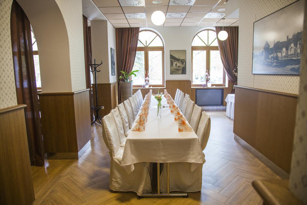 Hotel Eminent Zlaté Moravce Dış mekan fotoğraf