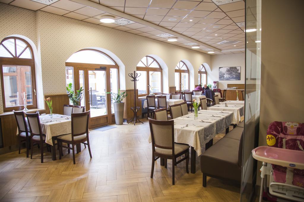 Hotel Eminent Zlaté Moravce Dış mekan fotoğraf