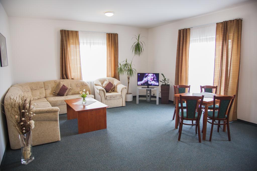 Hotel Eminent Zlaté Moravce Dış mekan fotoğraf
