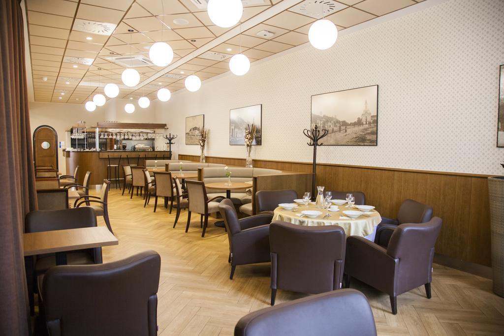 Hotel Eminent Zlaté Moravce Dış mekan fotoğraf