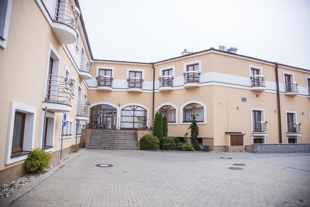 Hotel Eminent Zlaté Moravce Dış mekan fotoğraf