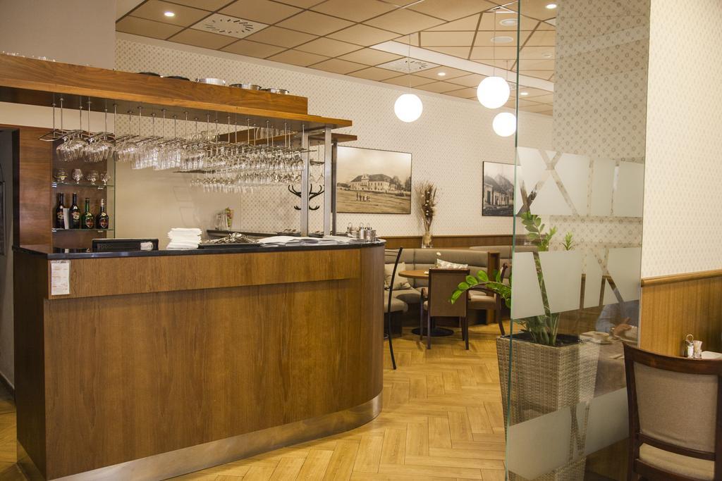 Hotel Eminent Zlaté Moravce Dış mekan fotoğraf